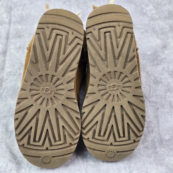 UGG CLASSIC MINI DAE SUNSHINE PERFORATED CHESTNUT BOW BOOT US 5 Womens Girls - Picture 5 of 7